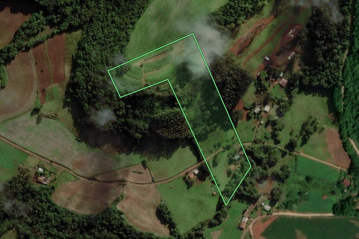 Imagem de satélite do imóvel rural em Cunha Porã (SC), com o contorno declarado no CAR desenhado por cima.