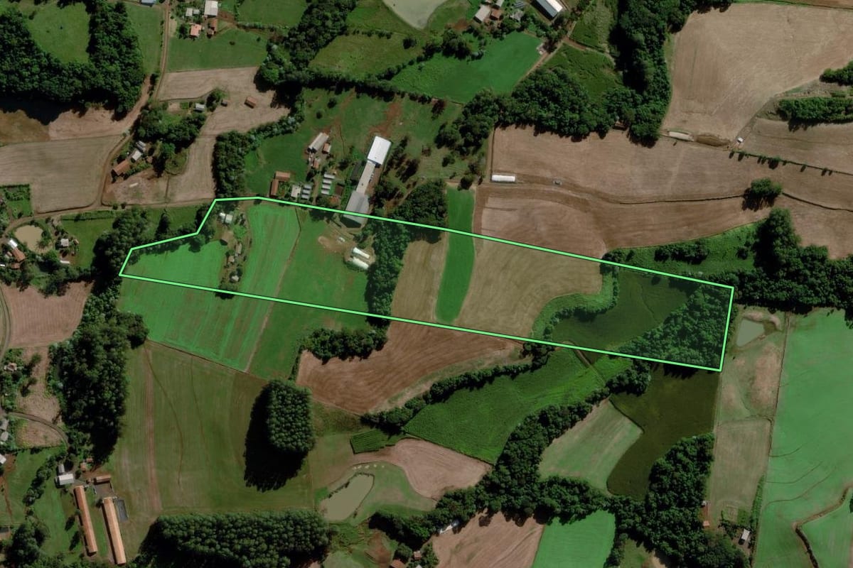 Imagem de satélite do imóvel rural em Cunha Porã (SC), com o contorno declarado no CAR desenhado por cima.
