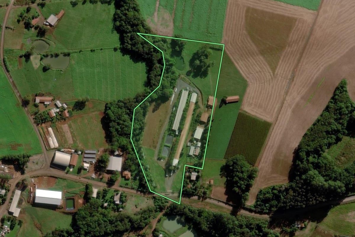 Imagem de satélite do imóvel rural em Cunha Porã (SC), com o contorno declarado no CAR desenhado por cima.