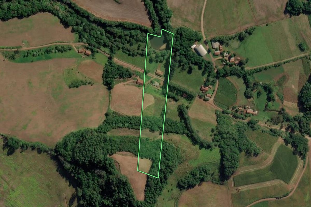 Imagem de satélite do imóvel rural em Cunha Porã (SC), com o contorno declarado no CAR desenhado por cima.