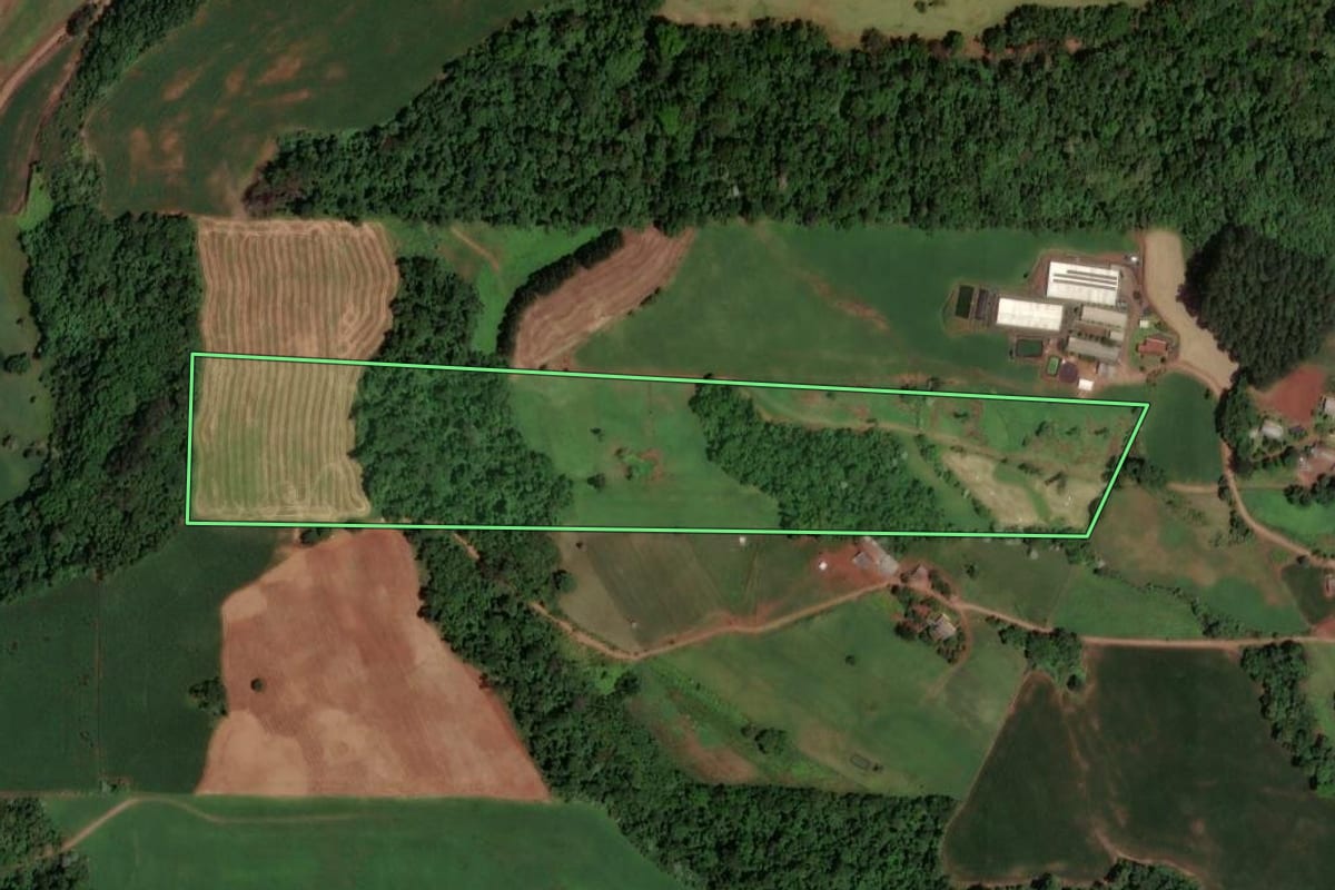 Imagem de satélite do imóvel rural em Cunhataí (SC), com o contorno declarado no CAR desenhado por cima.