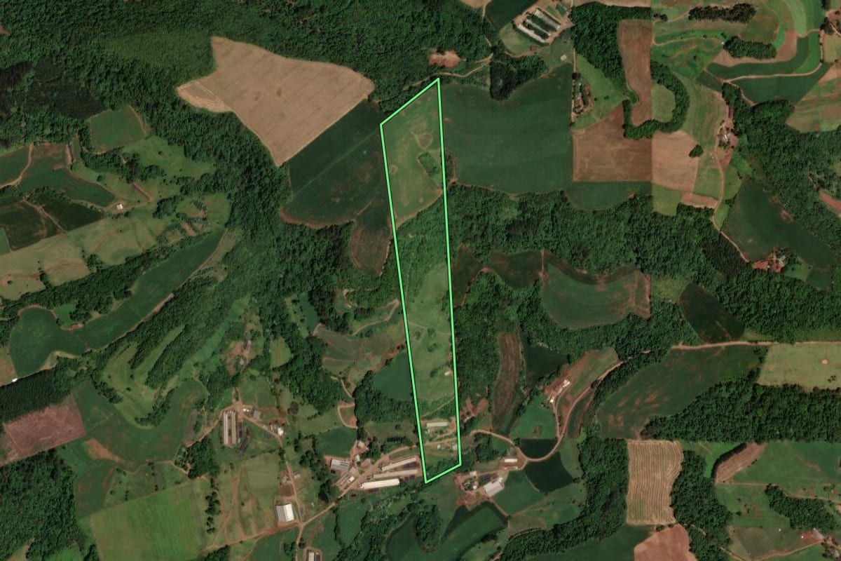 Imagem de satélite do imóvel rural em Cunhataí (SC), com o contorno declarado no CAR desenhado por cima.