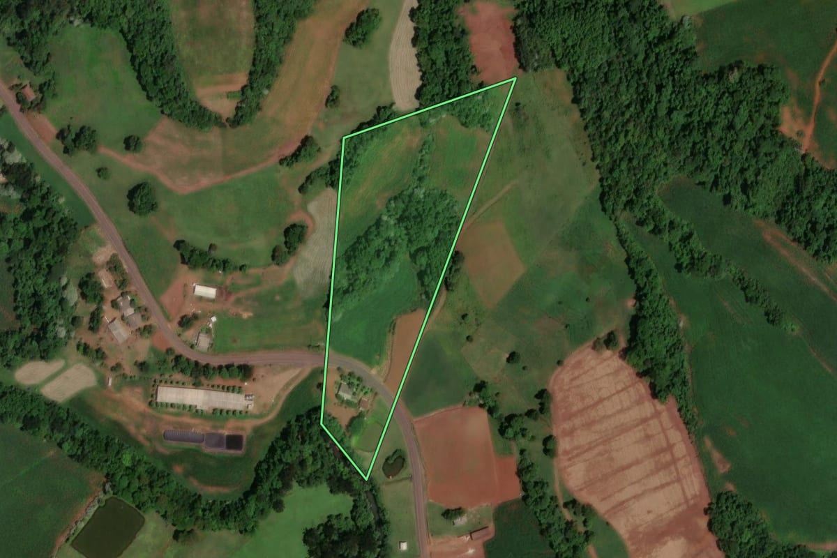 Imagem de satélite do imóvel rural em Cunhataí (SC), com o contorno declarado no CAR desenhado por cima.