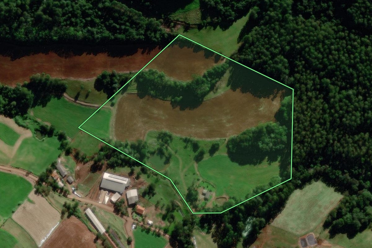 Imagem de satélite do imóvel rural em Cunhataí (SC), com o contorno declarado no CAR desenhado por cima.