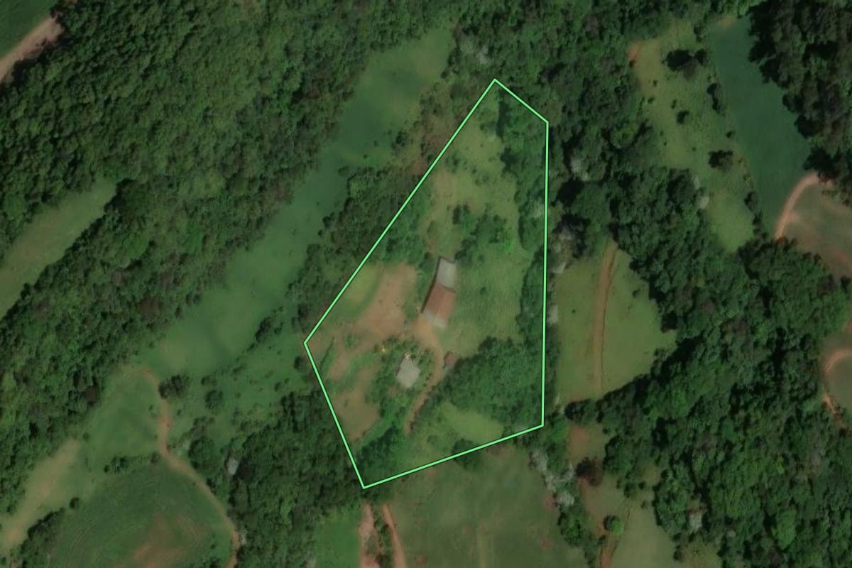 Imagem de satélite do imóvel rural em Cunhataí (SC), com o contorno declarado no CAR desenhado por cima.