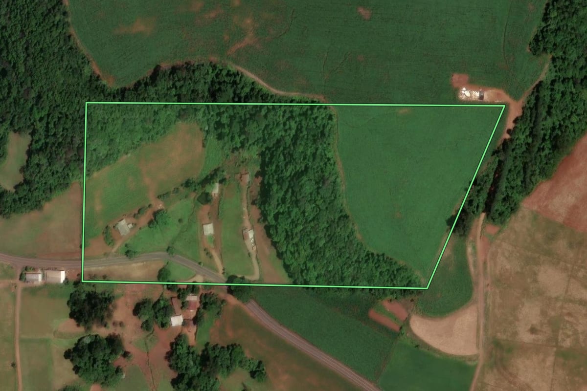 Imagem de satélite do imóvel rural em Cunhataí (SC), com o contorno declarado no CAR desenhado por cima.