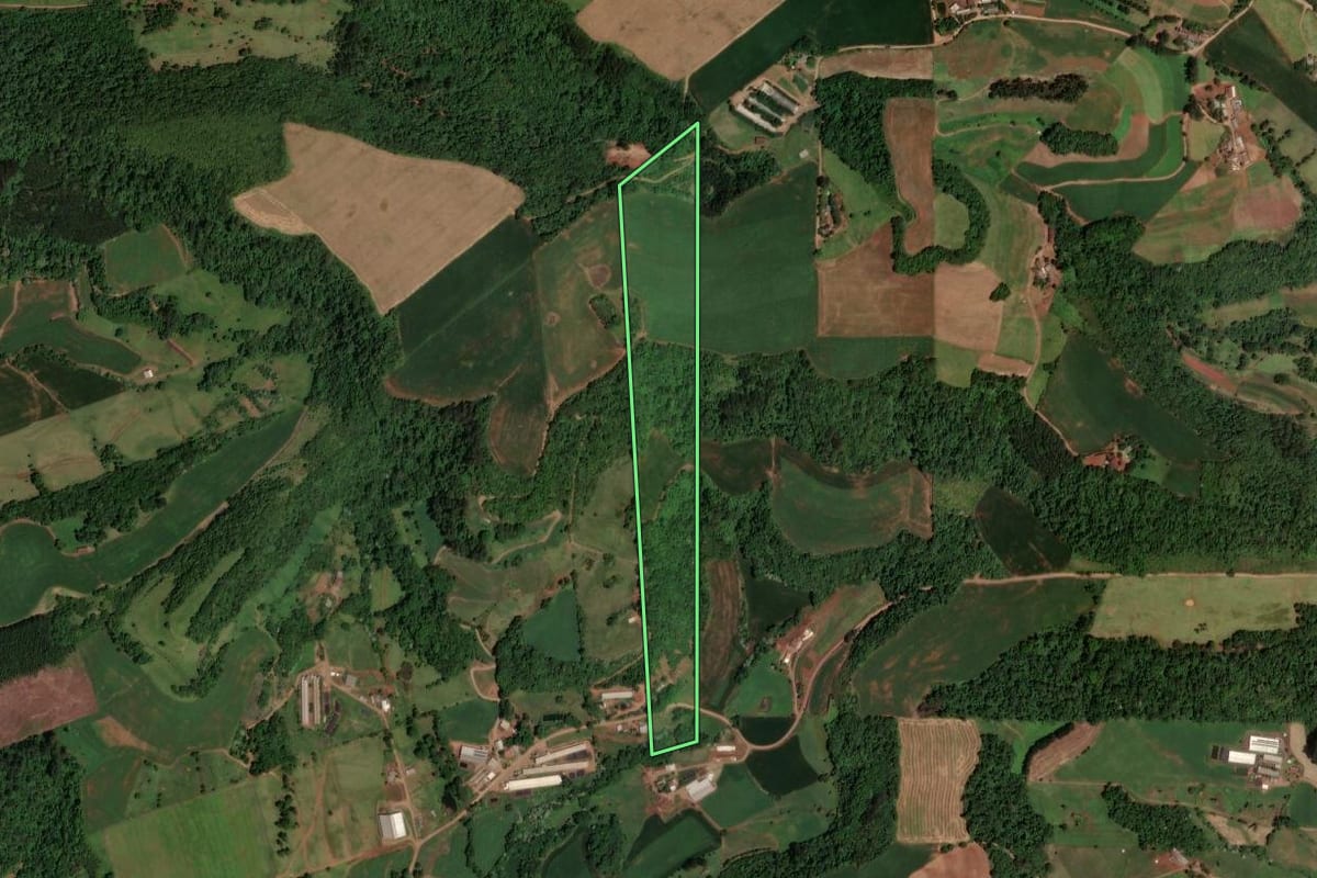 Imagem de satélite do imóvel rural em Cunhataí (SC), com o contorno declarado no CAR desenhado por cima.