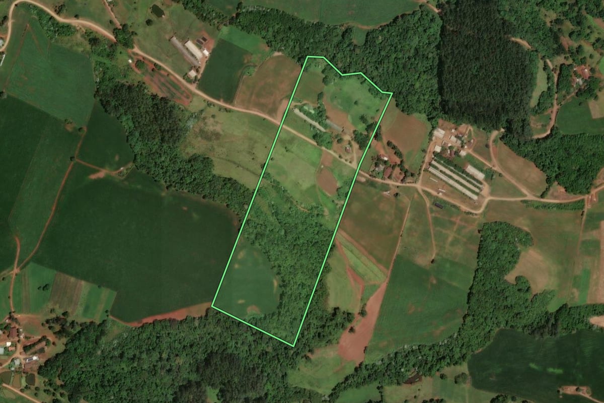 Imagem de satélite do imóvel rural em Cunhataí (SC), com o contorno declarado no CAR desenhado por cima.
