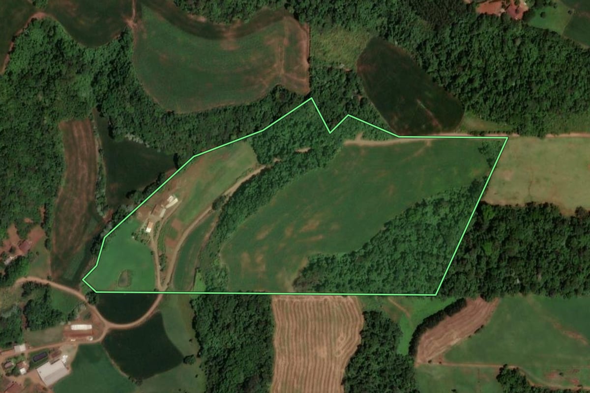 Imagem de satélite do imóvel rural em Cunhataí (SC), com o contorno declarado no CAR desenhado por cima.