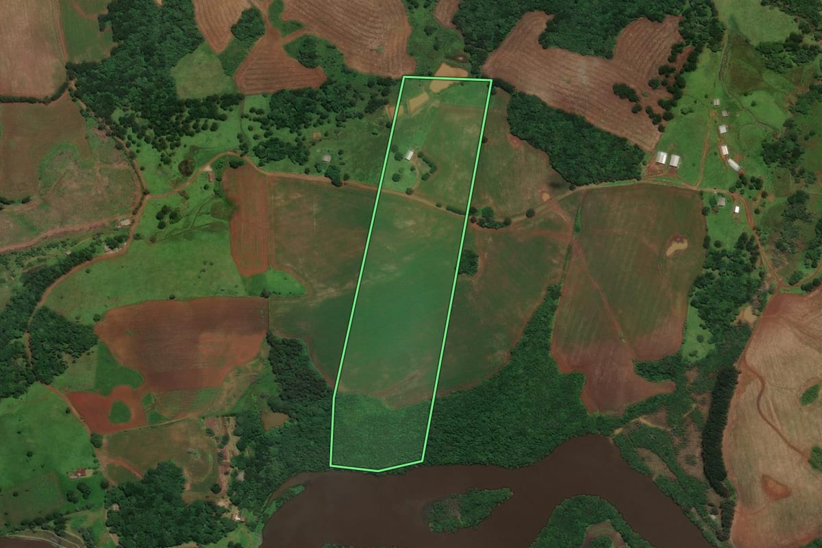 Imagem de satélite do imóvel rural em Curitibanos (SC), com o contorno declarado no CAR desenhado por cima.