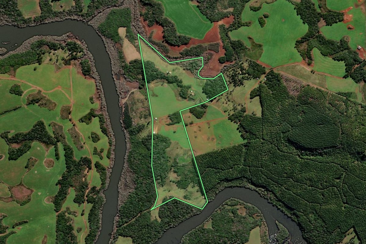 Imagem de satélite do imóvel rural em Curitibanos (SC), com o contorno declarado no CAR desenhado por cima.