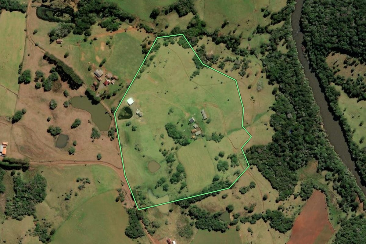 Imagem de satélite do imóvel rural em Curitibanos (SC), com o contorno declarado no CAR desenhado por cima.