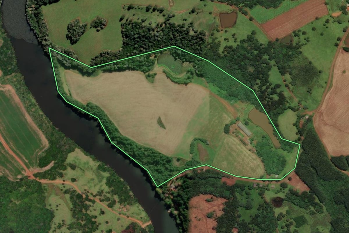 Imagem de satélite do imóvel rural em Curitibanos (SC), com o contorno declarado no CAR desenhado por cima.