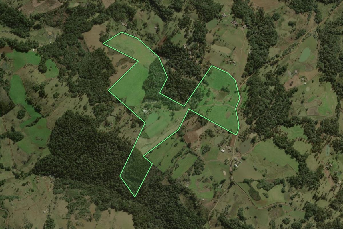 Imagem de satélite do imóvel rural em Curitibanos (SC), com o contorno declarado no CAR desenhado por cima.