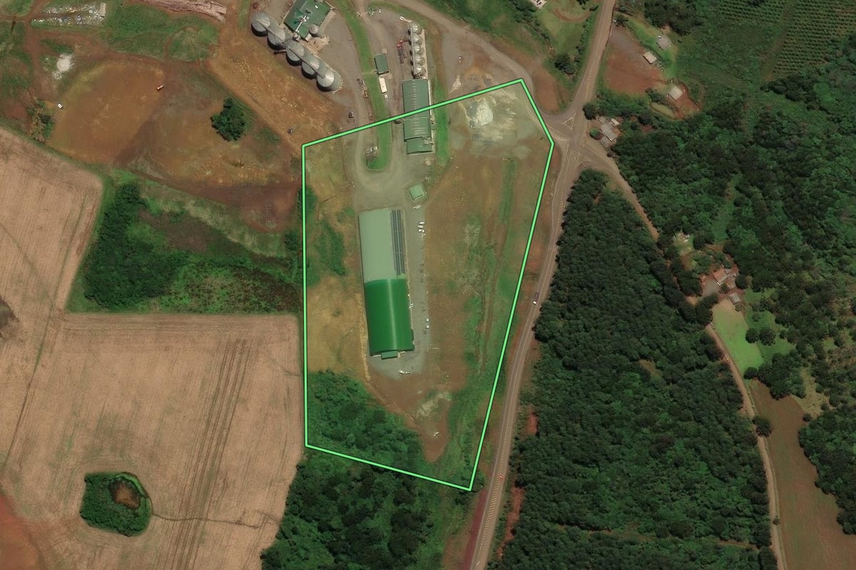 Imagem de satélite do imóvel rural em Curitibanos (SC), com o contorno declarado no CAR desenhado por cima.