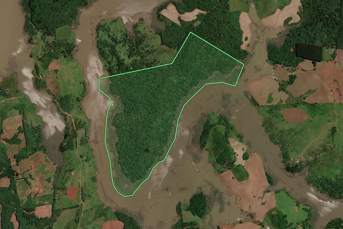 Imagem de satélite do imóvel rural em Curitibanos (SC), com o contorno declarado no CAR desenhado por cima.