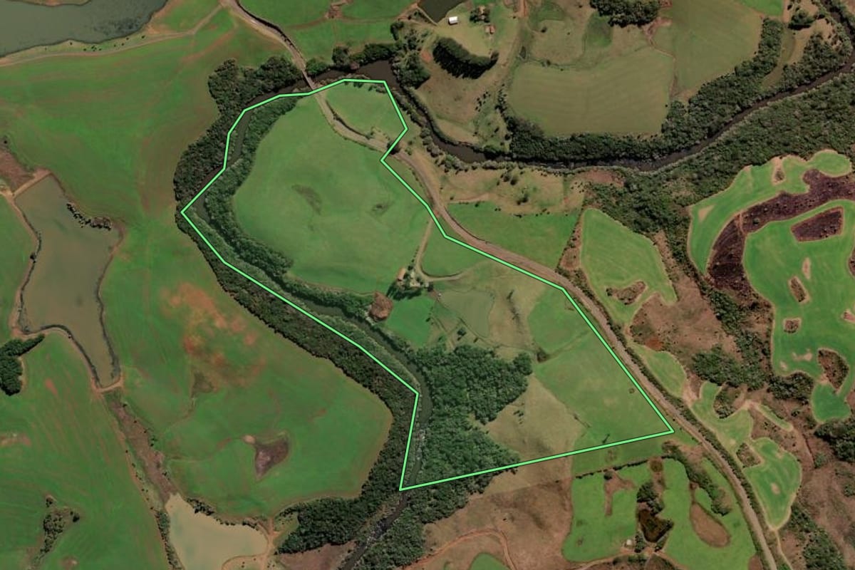 Imagem de satélite do imóvel rural em Curitibanos (SC), com o contorno declarado no CAR desenhado por cima.