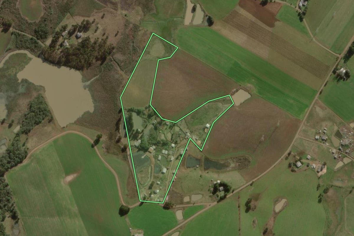 Imagem de satélite do imóvel rural em Curitibanos (SC), com o contorno declarado no CAR desenhado por cima.