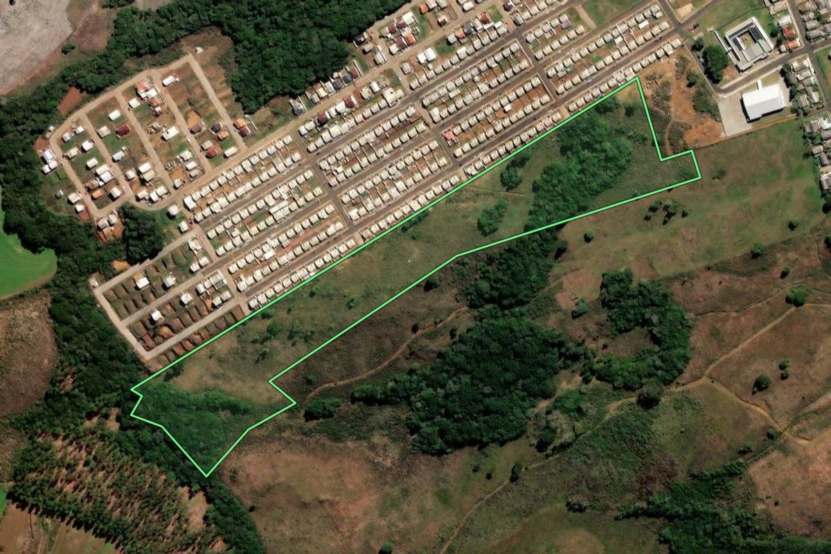 Imagem de satélite do imóvel rural em Curitibanos (SC), com o contorno declarado no CAR desenhado por cima.