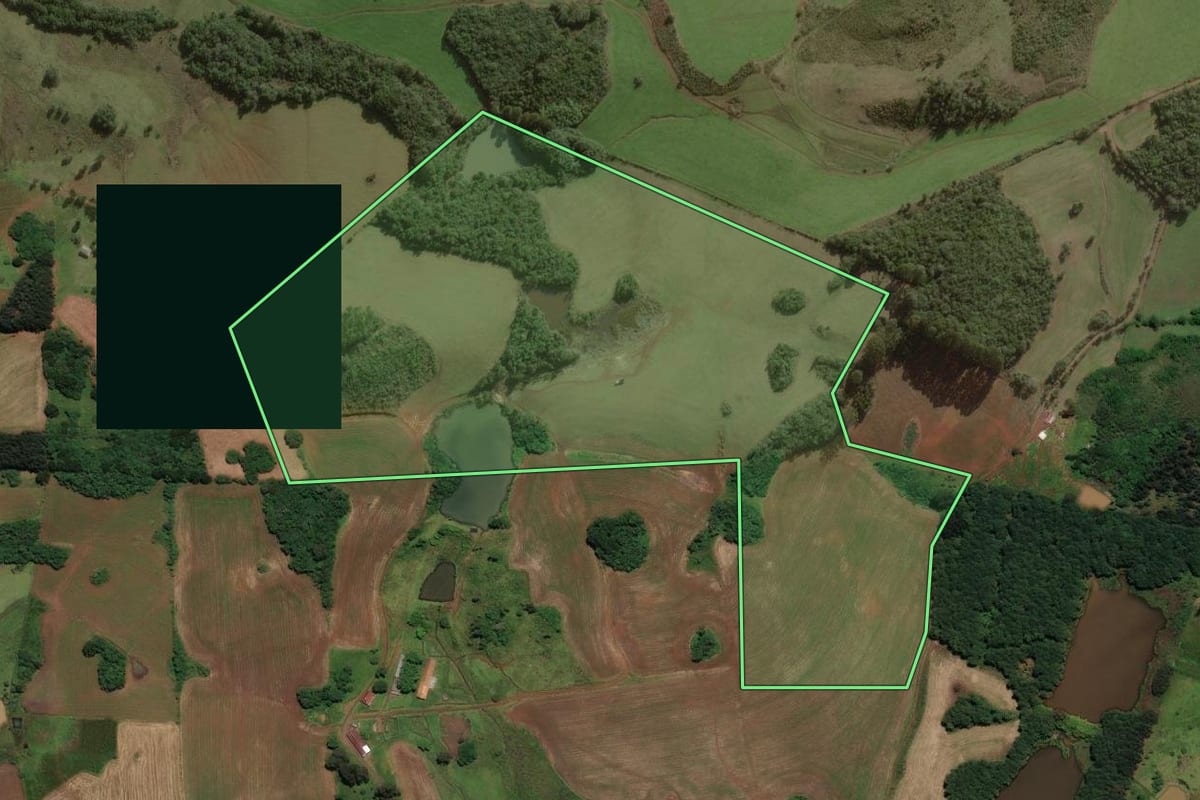 Imagem de satélite do imóvel rural em Curitibanos (SC), com o contorno declarado no CAR desenhado por cima.