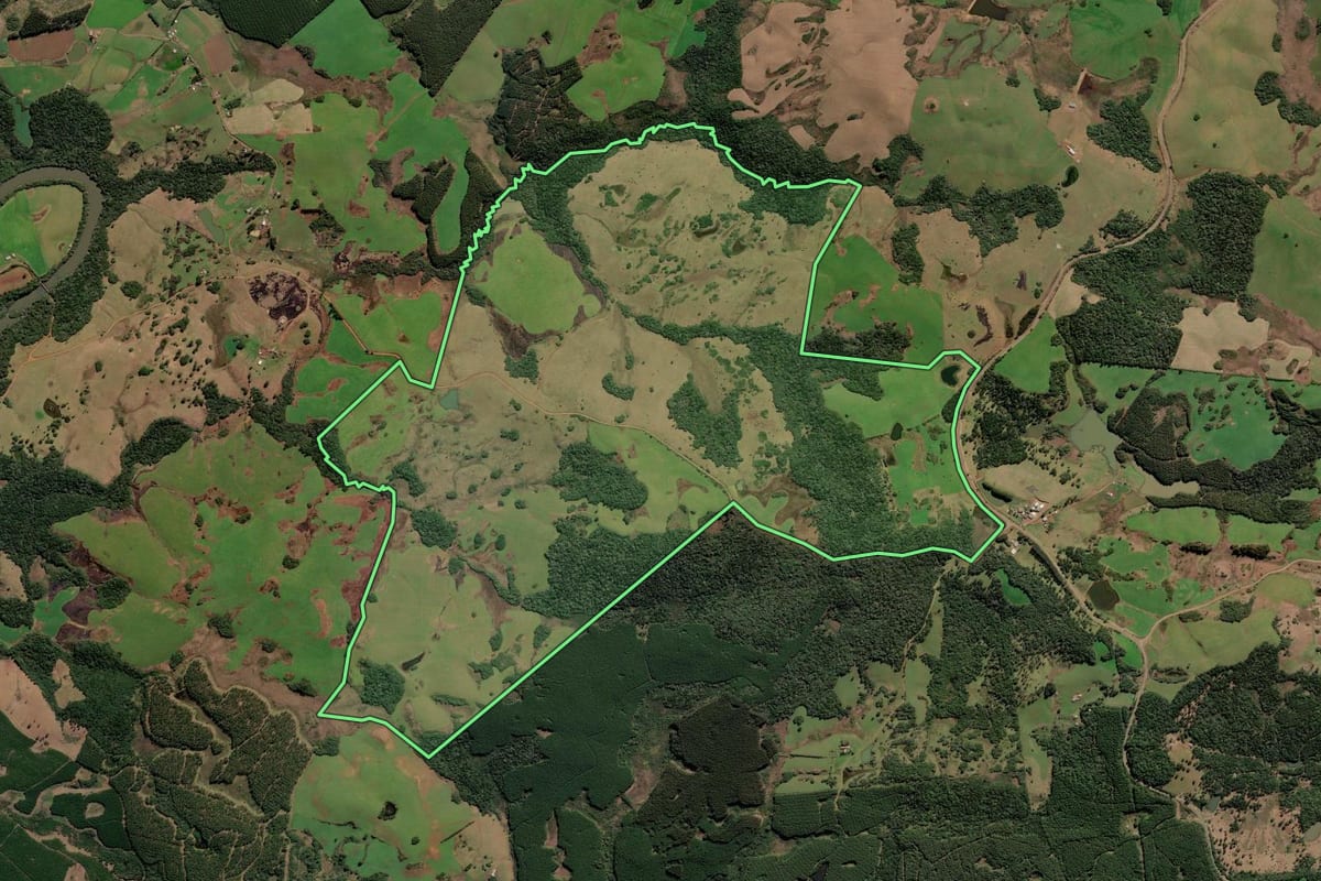 Imagem de satélite do imóvel rural em Curitibanos (SC), com o contorno declarado no CAR desenhado por cima.
