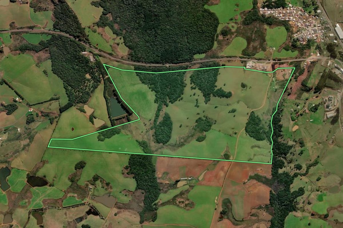 Imagem de satélite do imóvel rural em Curitibanos (SC), com o contorno declarado no CAR desenhado por cima.