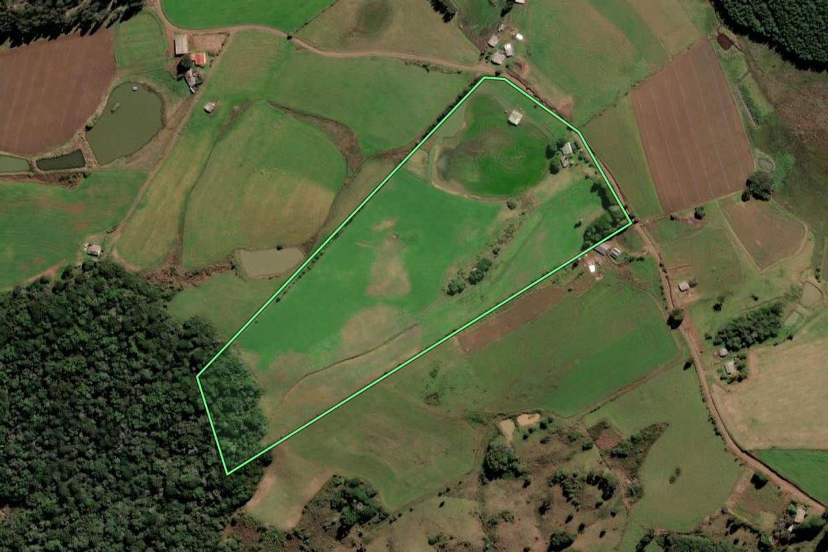 Imagem de satélite do imóvel rural em Curitibanos (SC), com o contorno declarado no CAR desenhado por cima.