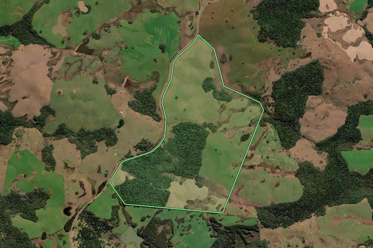 Imagem de satélite do imóvel rural em Curitibanos (SC), com o contorno declarado no CAR desenhado por cima.
