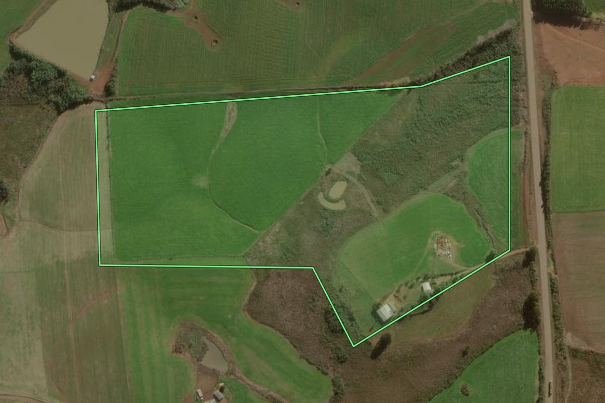 Imagem de satélite do imóvel rural em Curitibanos (SC), com o contorno declarado no CAR desenhado por cima.