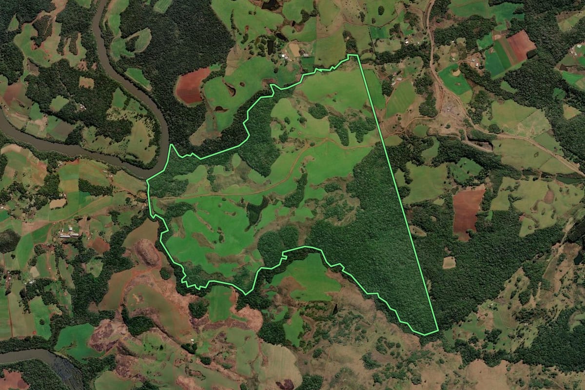 Imagem de satélite do imóvel rural em Curitibanos (SC), com o contorno declarado no CAR desenhado por cima.
