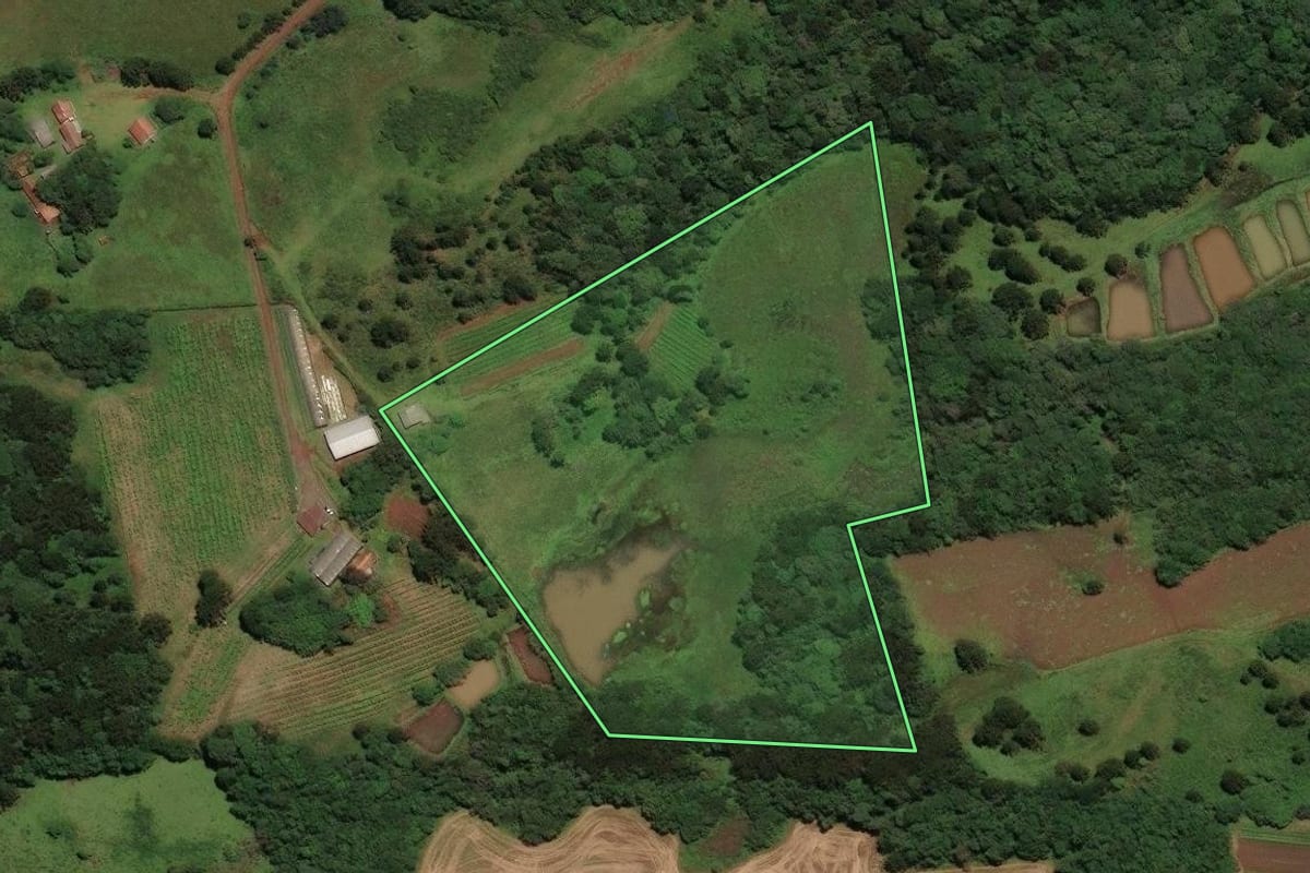 Imagem de satélite do imóvel rural em Curitibanos (SC), com o contorno declarado no CAR desenhado por cima.