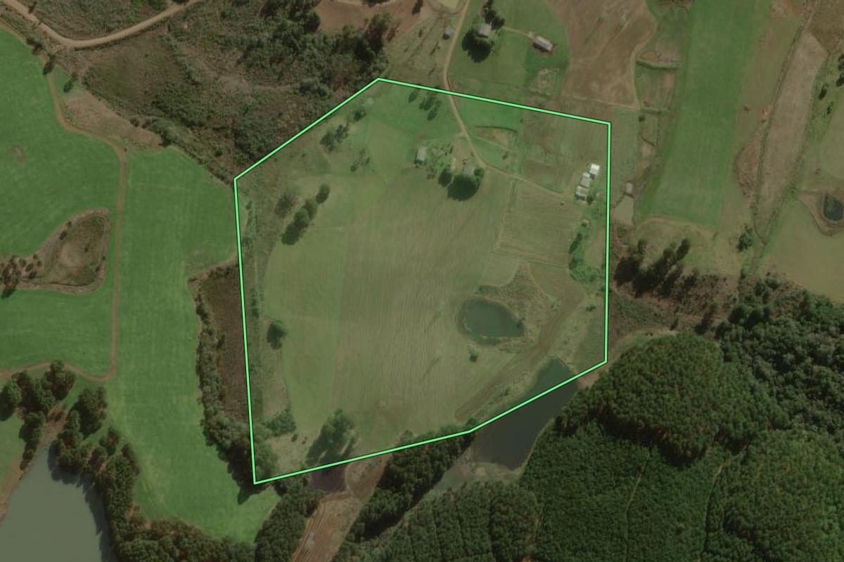 Imagem de satélite do imóvel rural em Curitibanos (SC), com o contorno declarado no CAR desenhado por cima.