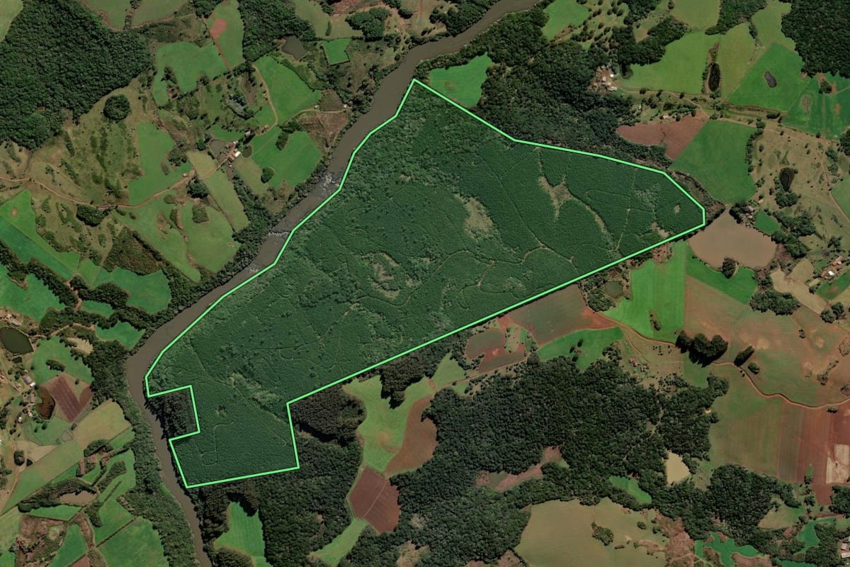 Imagem de satélite do imóvel rural em Curitibanos (SC), com o contorno declarado no CAR desenhado por cima.