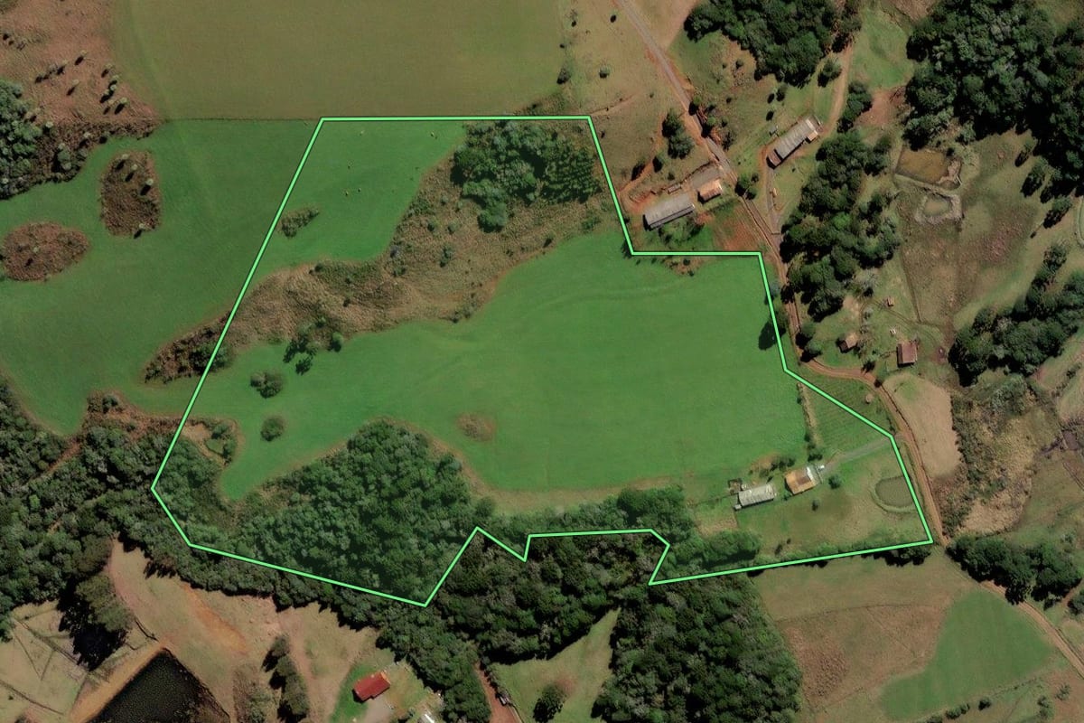 Imagem de satélite do imóvel rural em Curitibanos (SC), com o contorno declarado no CAR desenhado por cima.
