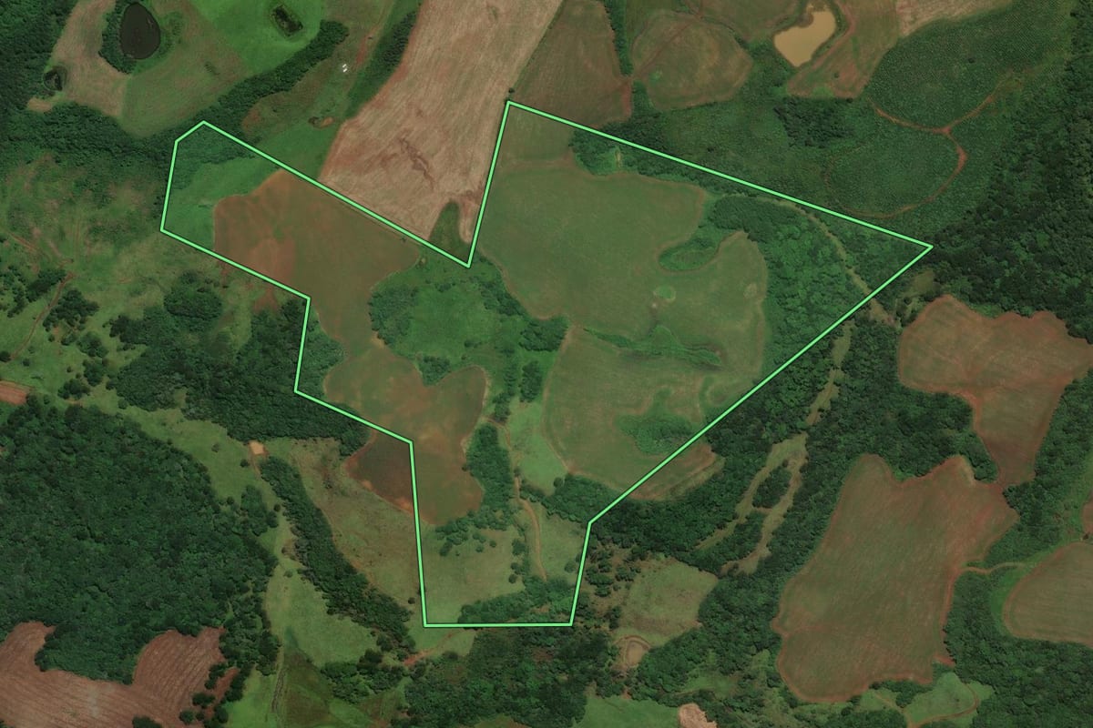 Imagem de satélite do imóvel rural em Curitibanos (SC), com o contorno declarado no CAR desenhado por cima.