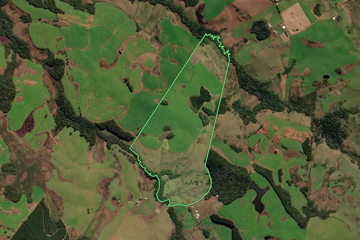 Imagem de satélite do imóvel rural em Curitibanos (SC), com o contorno declarado no CAR desenhado por cima.