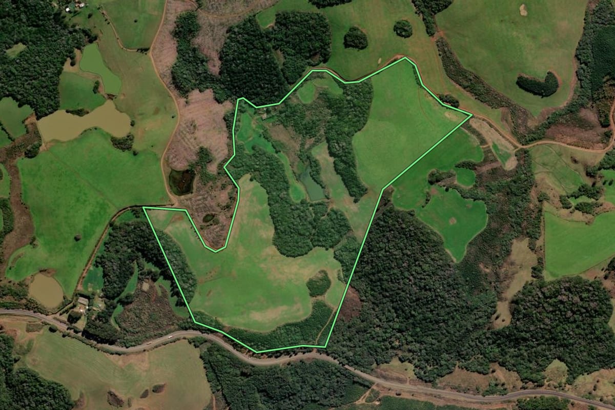 Imagem de satélite do imóvel rural em Curitibanos (SC), com o contorno declarado no CAR desenhado por cima.