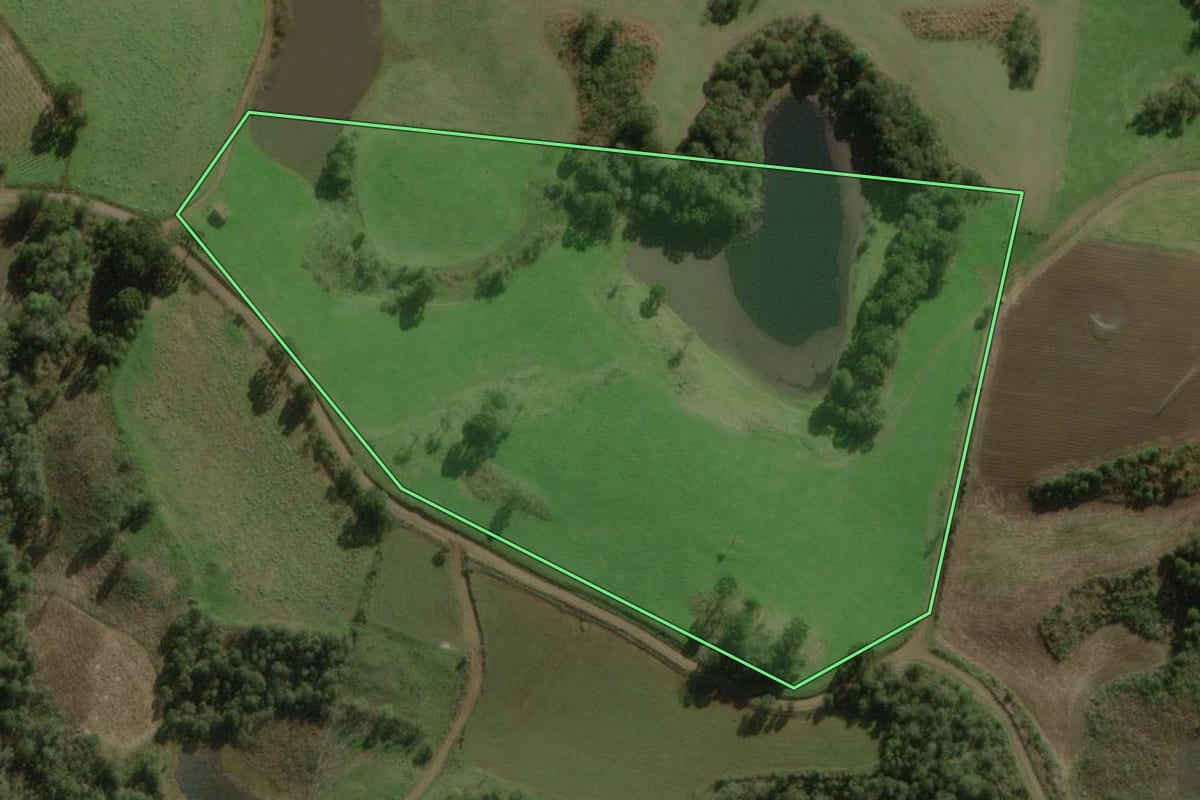 Imagem de satélite do imóvel rural em Curitibanos (SC), com o contorno declarado no CAR desenhado por cima.