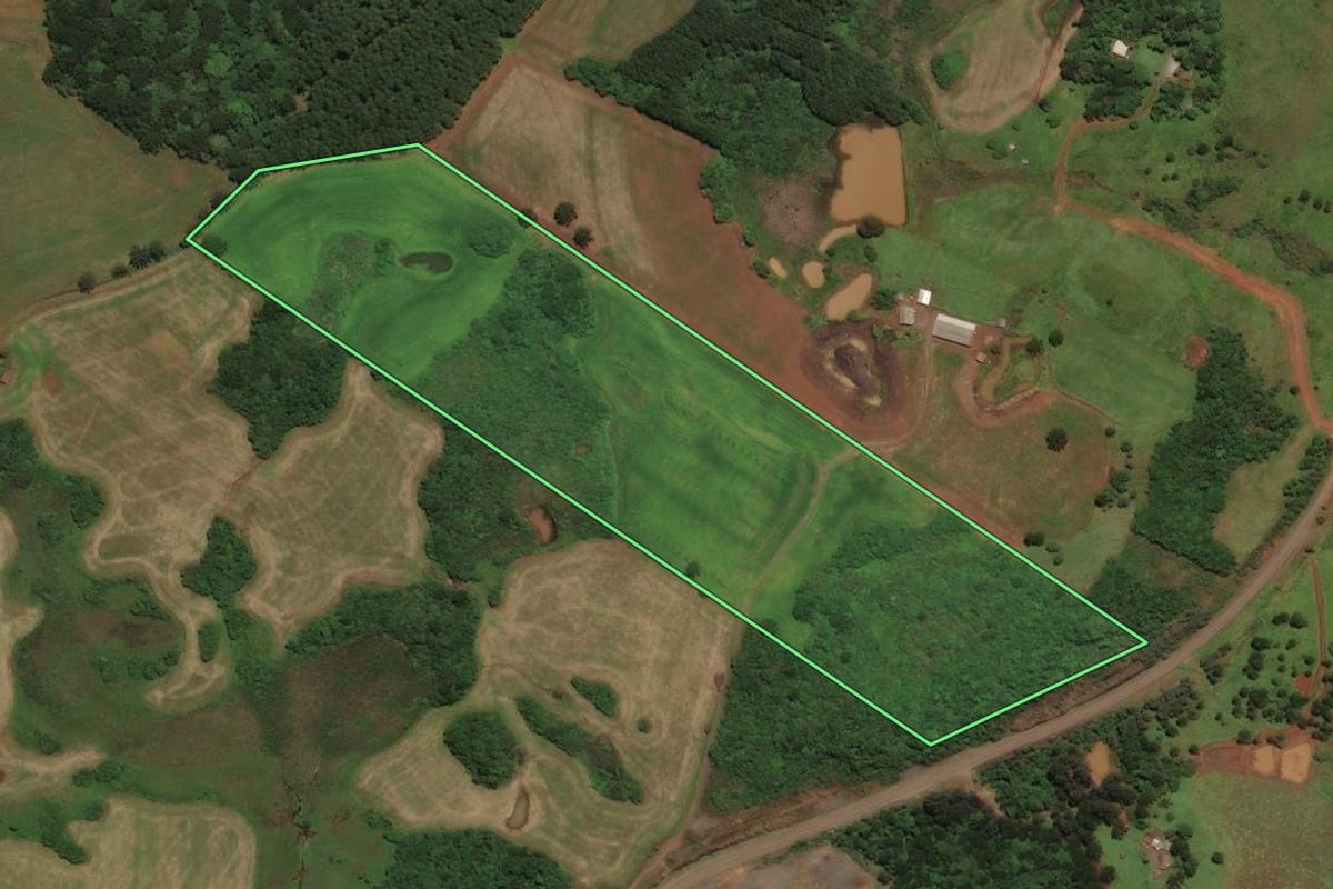 Imagem de satélite do imóvel rural em Curitibanos (SC), com o contorno declarado no CAR desenhado por cima.