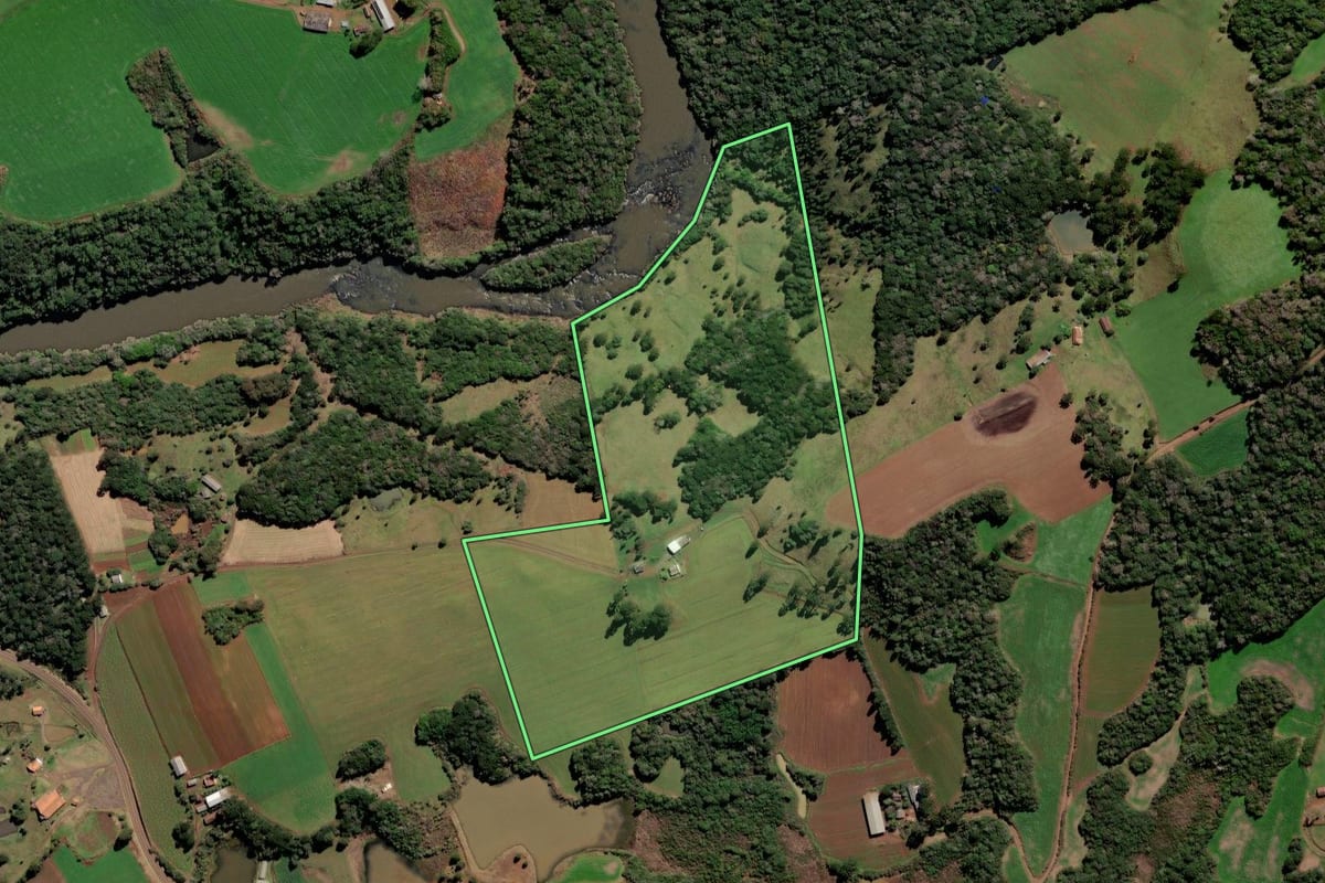 Imagem de satélite do imóvel rural em Curitibanos (SC), com o contorno declarado no CAR desenhado por cima.