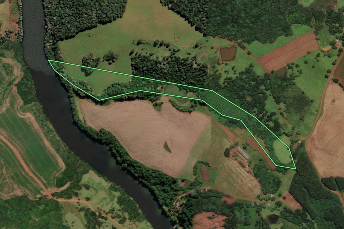 Imagem de satélite do imóvel rural em Curitibanos (SC), com o contorno declarado no CAR desenhado por cima.