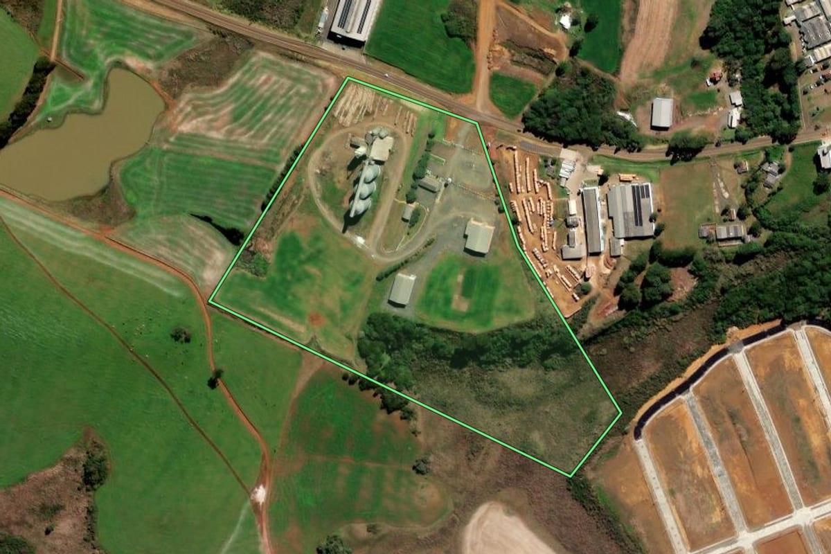 Imagem de satélite do imóvel rural em Curitibanos (SC), com o contorno declarado no CAR desenhado por cima.