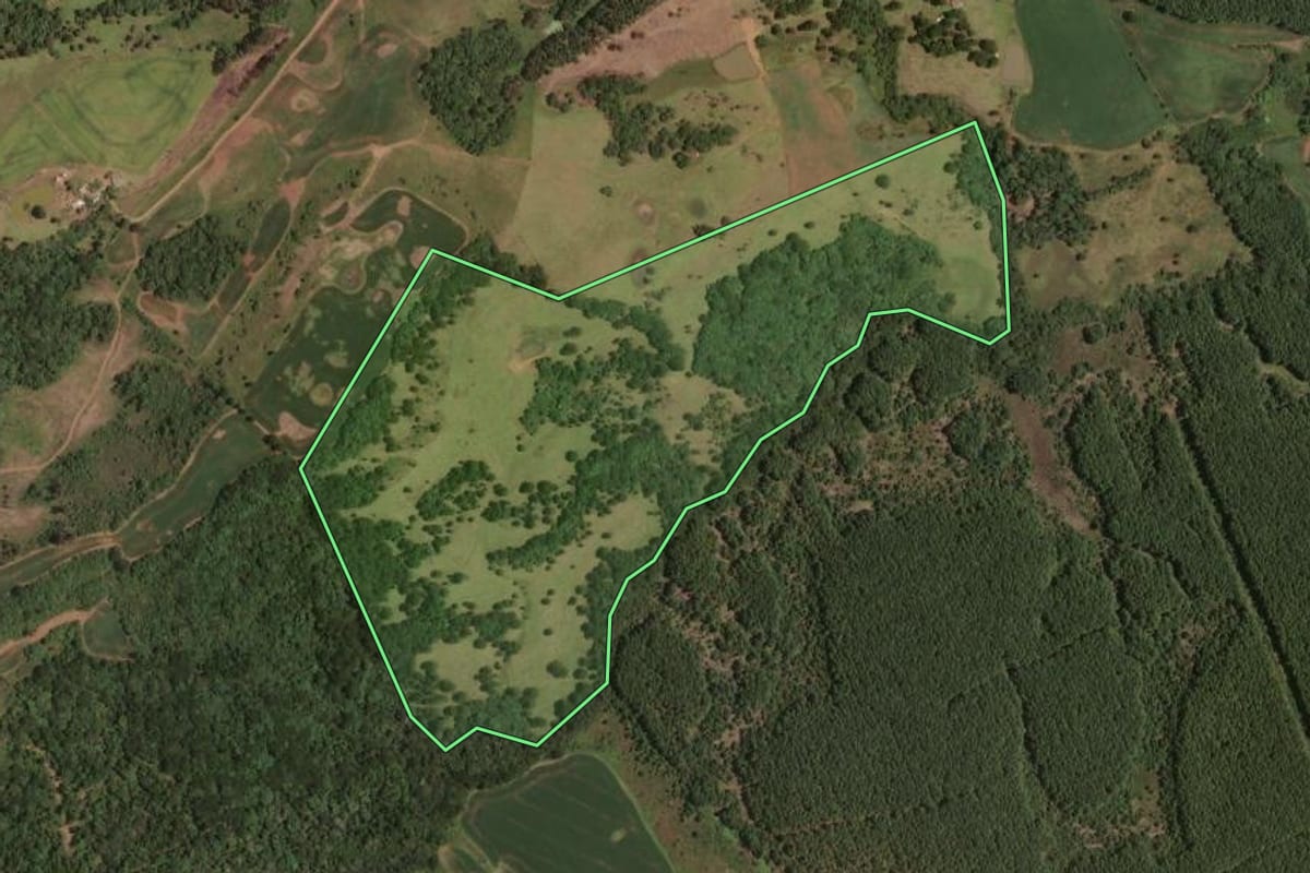 Imagem de satélite do imóvel rural em Curitibanos (SC), com o contorno declarado no CAR desenhado por cima.