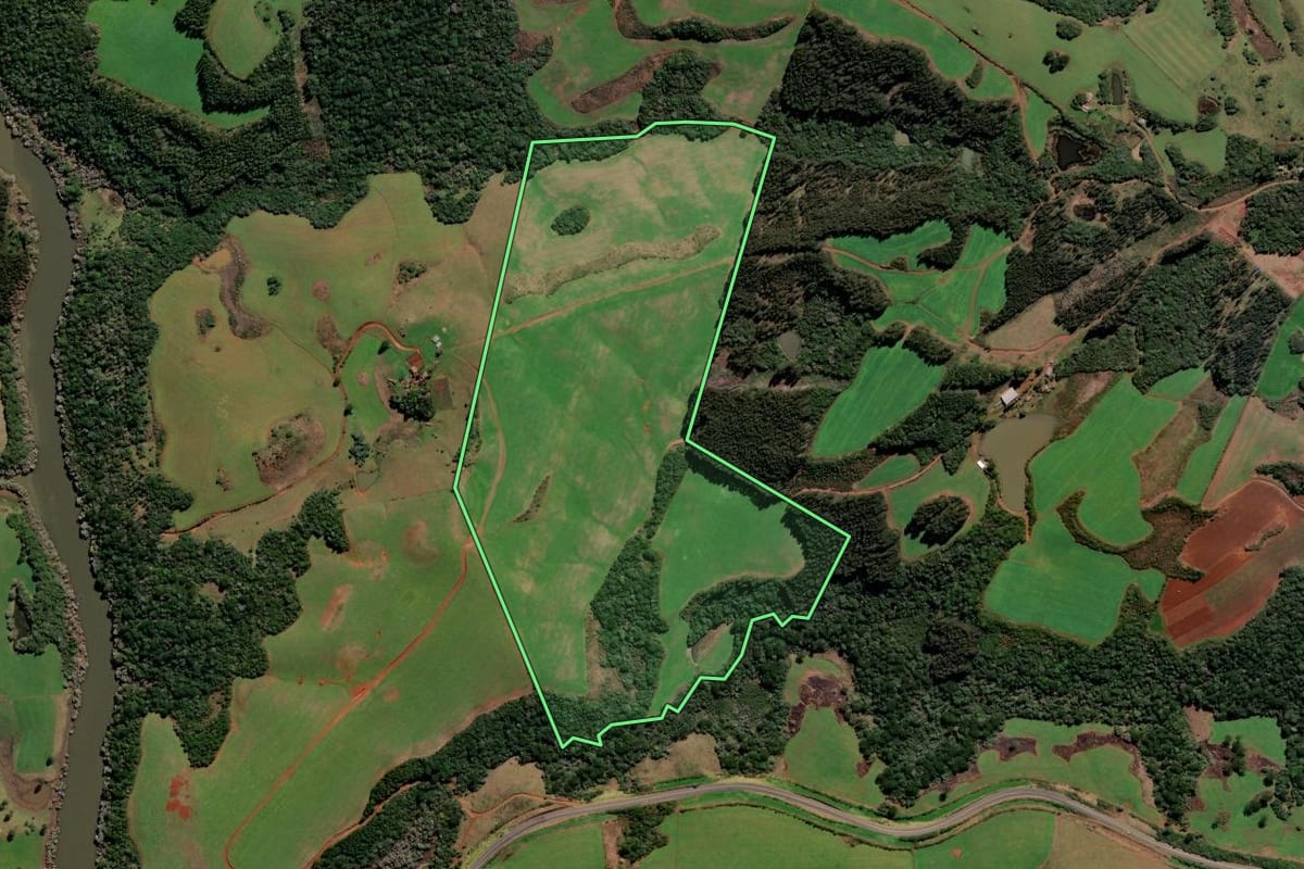 Imagem de satélite do imóvel rural em Curitibanos (SC), com o contorno declarado no CAR desenhado por cima.