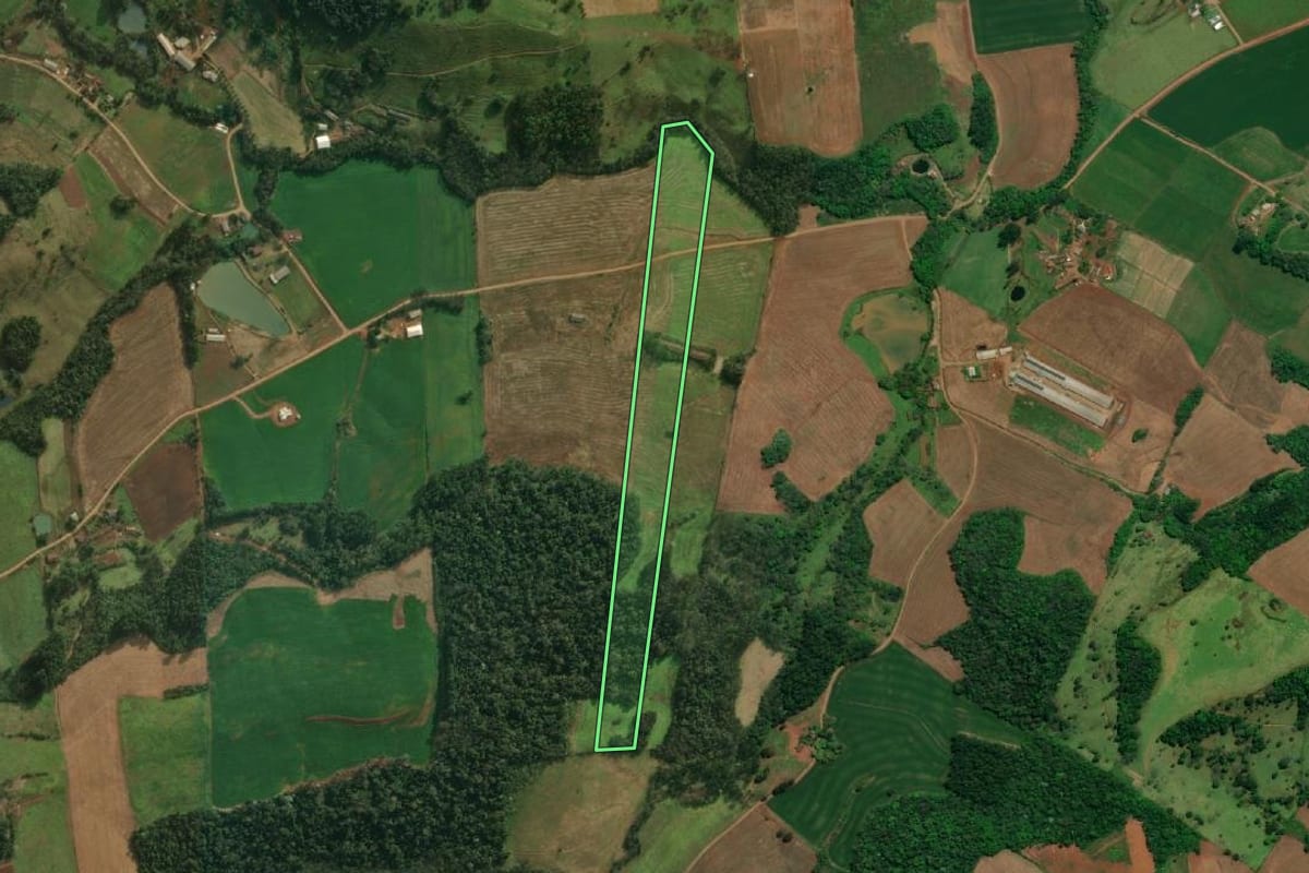 Imagem de satélite do imóvel rural em Descanso (SC), com o contorno declarado no CAR desenhado por cima.
