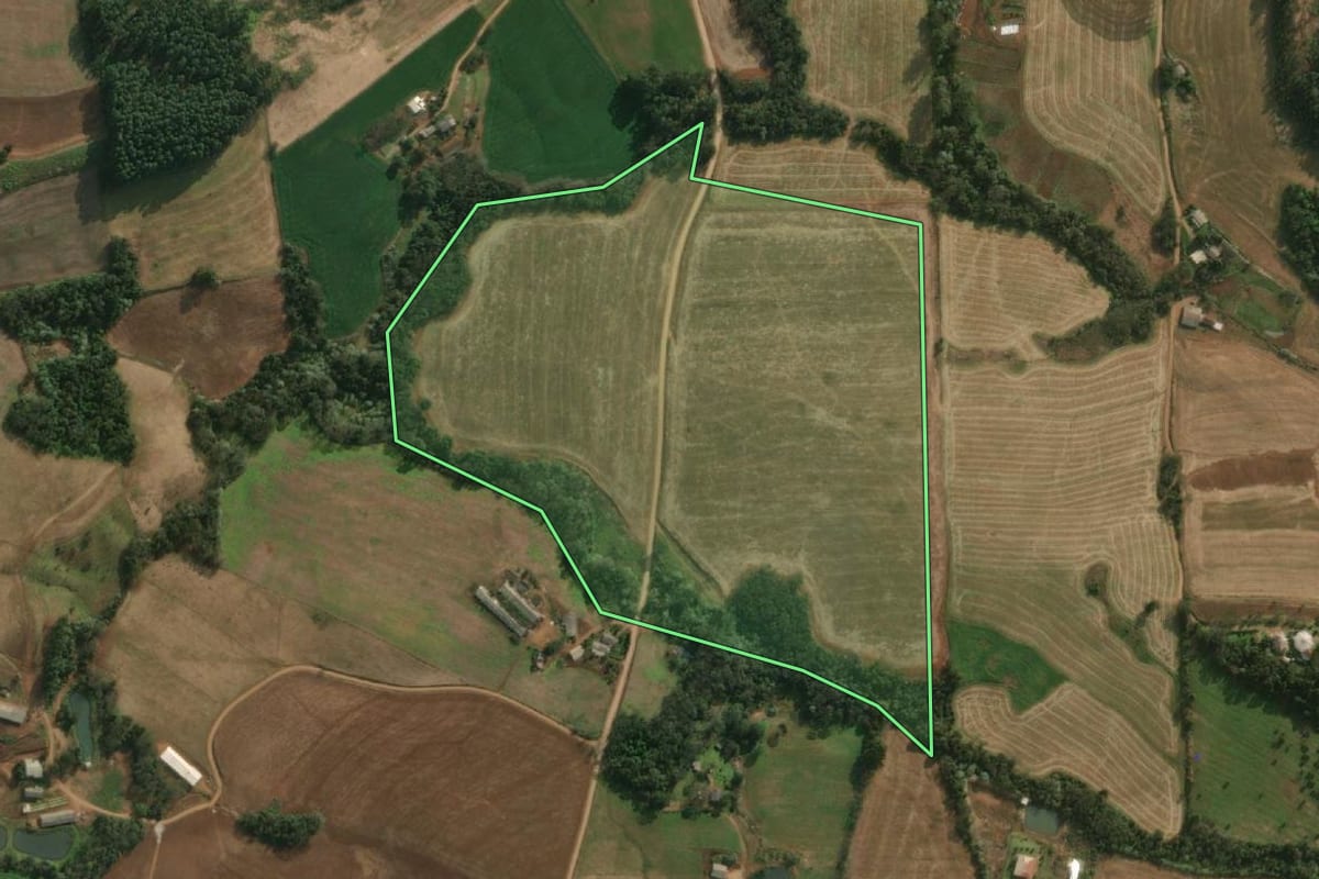 Imagem de satélite do imóvel rural em Descanso (SC), com o contorno declarado no CAR desenhado por cima.