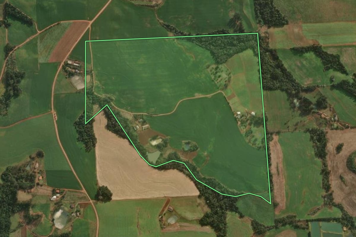 Imagem de satélite do imóvel rural em Descanso (SC), com o contorno declarado no CAR desenhado por cima.
