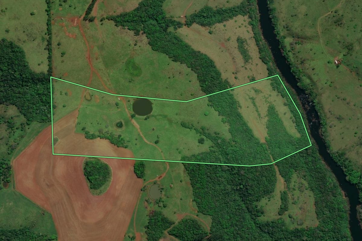 Imagem de satélite do imóvel rural em Descanso (SC), com o contorno declarado no CAR desenhado por cima.