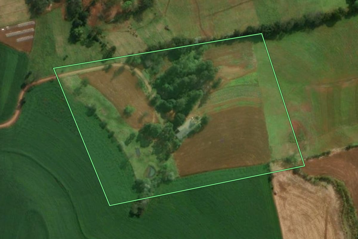 Imagem de satélite do imóvel rural em Descanso (SC), com o contorno declarado no CAR desenhado por cima.