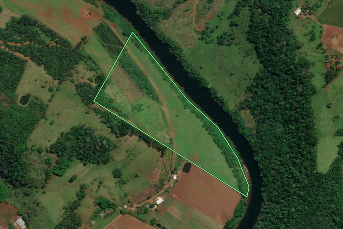 Imagem de satélite do imóvel rural em Descanso (SC), com o contorno declarado no CAR desenhado por cima.